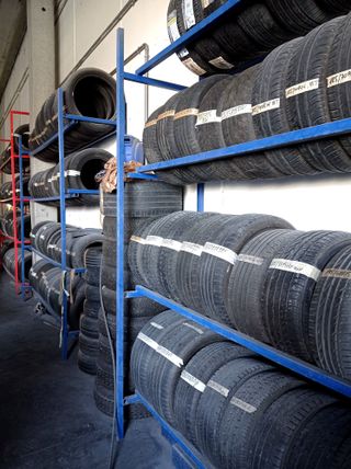 Un neumático 215/70 R15C Jinyu