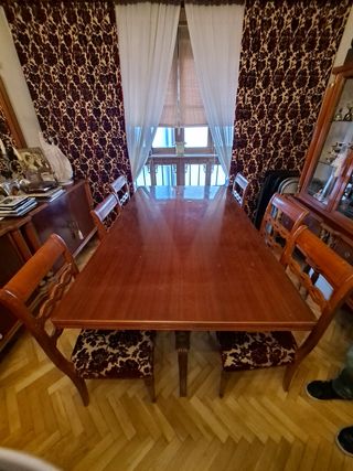 Mesa extensible con 6 sillas