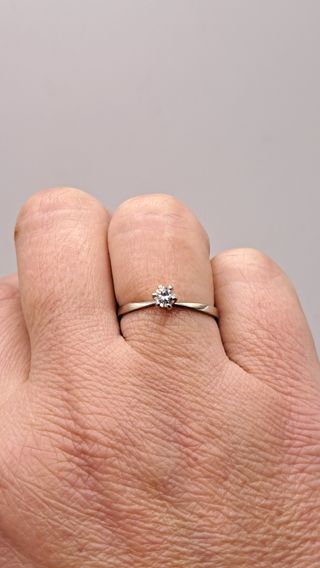 Anillo de Oro de 18K Blanco con Diamante Solitario