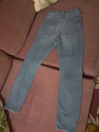 Lote 2 vaqueros  15€ Pull&Bear y Zara 