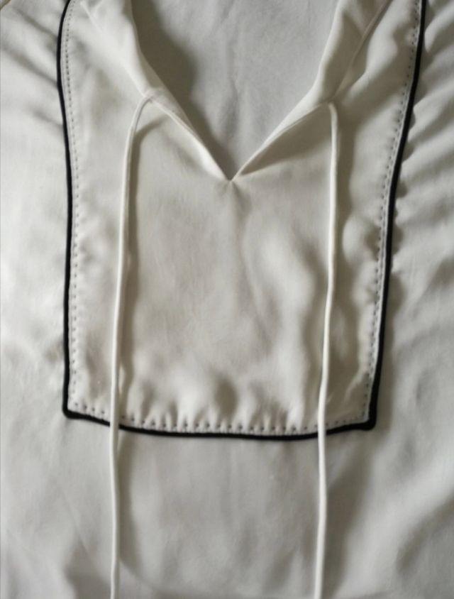 Camisa blanca cerrada y suelta de Mango talla S