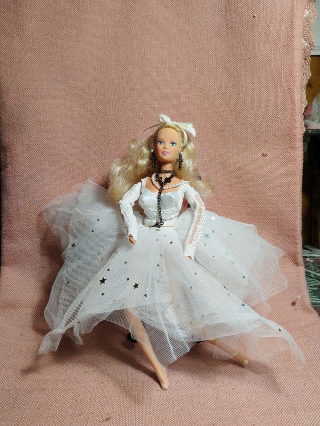 Barbie vestida de madona con un sillón para sentar