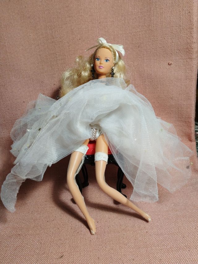 Barbie vestida de madona con un sillón para sentar