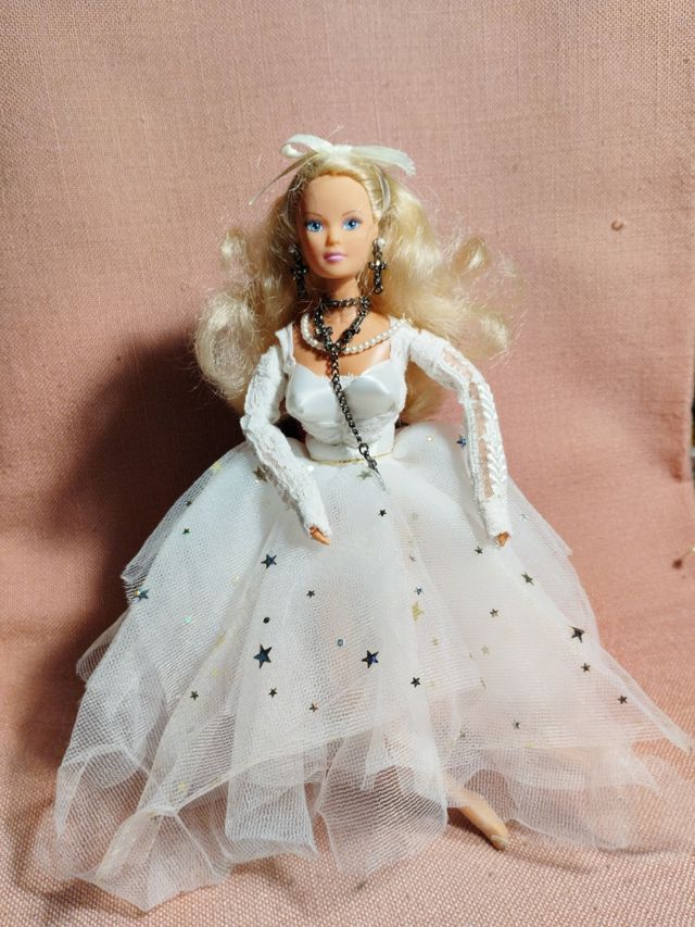 Barbie vestida de madona con un sillón para sentar