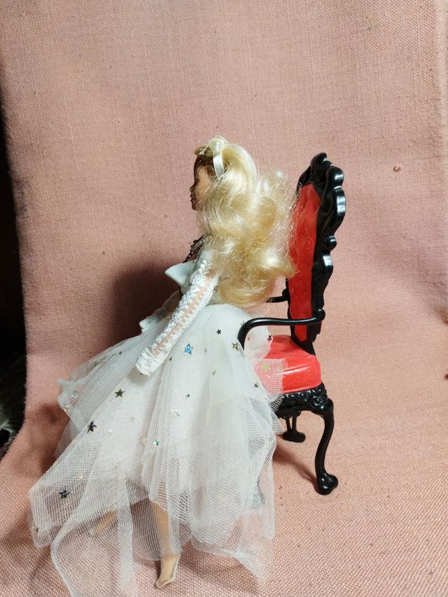Barbie vestida de madona con un sillón para sentar