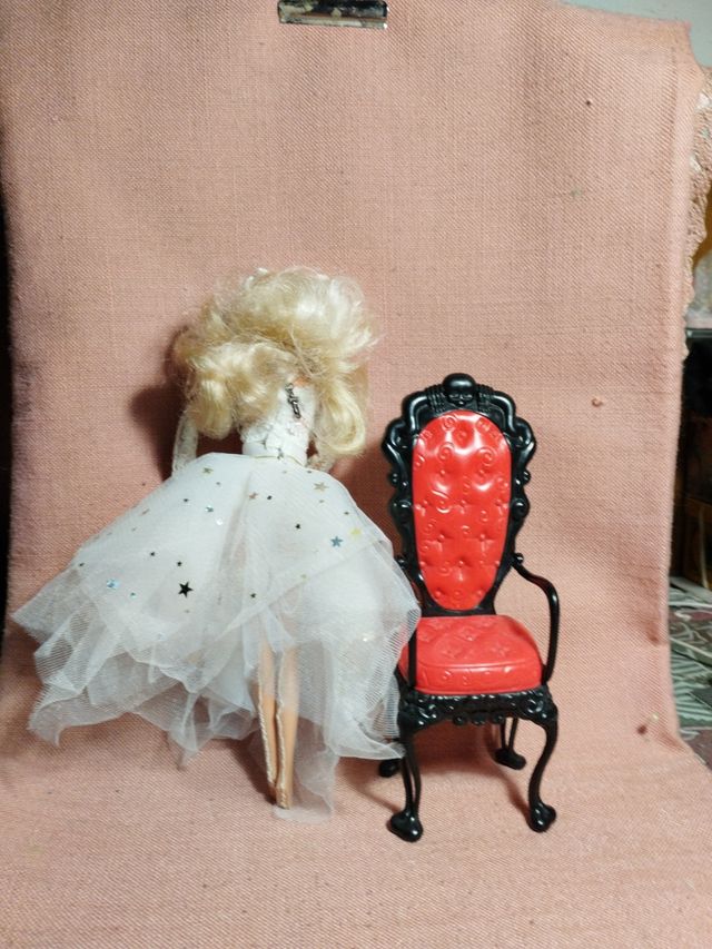 Barbie vestida de madona con un sillón para sentar