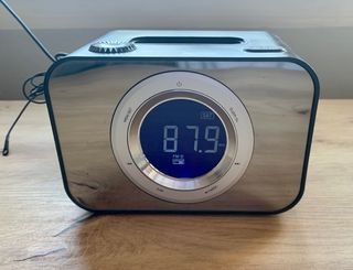 Radio reloj despertador marca Elbe