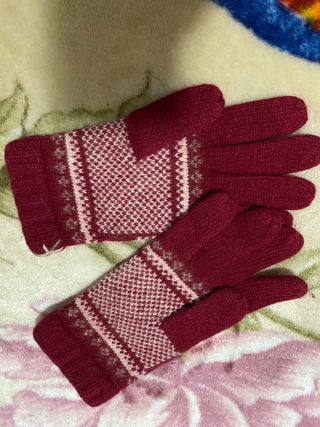 Guantes burdeos estampado navideño