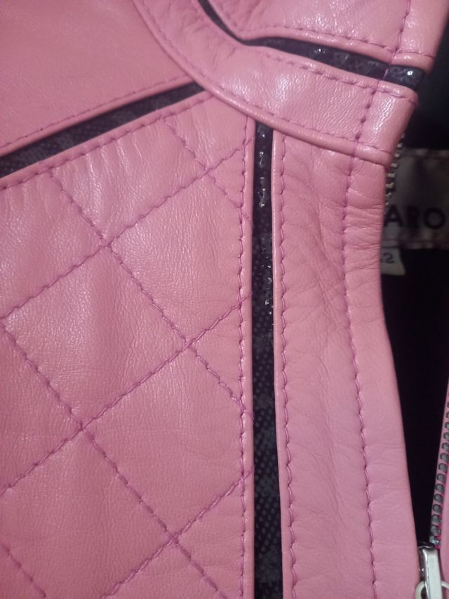 Cazadora de piel rosa fabricada en España.