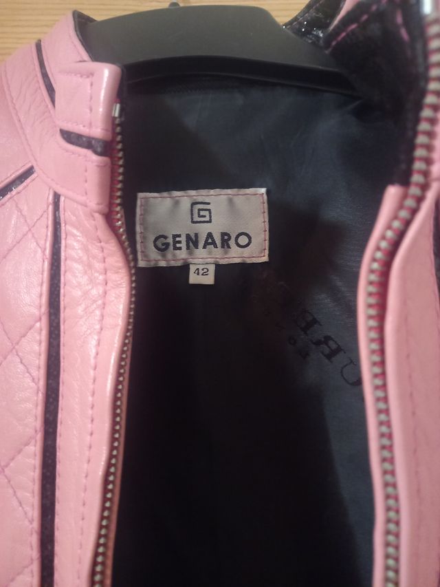 Cazadora de piel rosa fabricada en España.