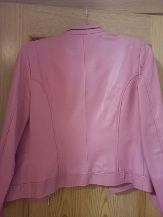 Cazadora de piel rosa fabricada en España.