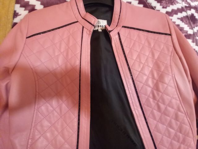 Cazadora de piel rosa fabricada en España.