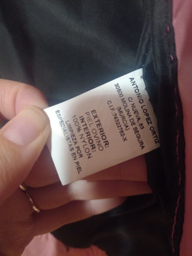 Cazadora de piel rosa fabricada en España.