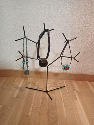 Árbol joyero de metal grande.