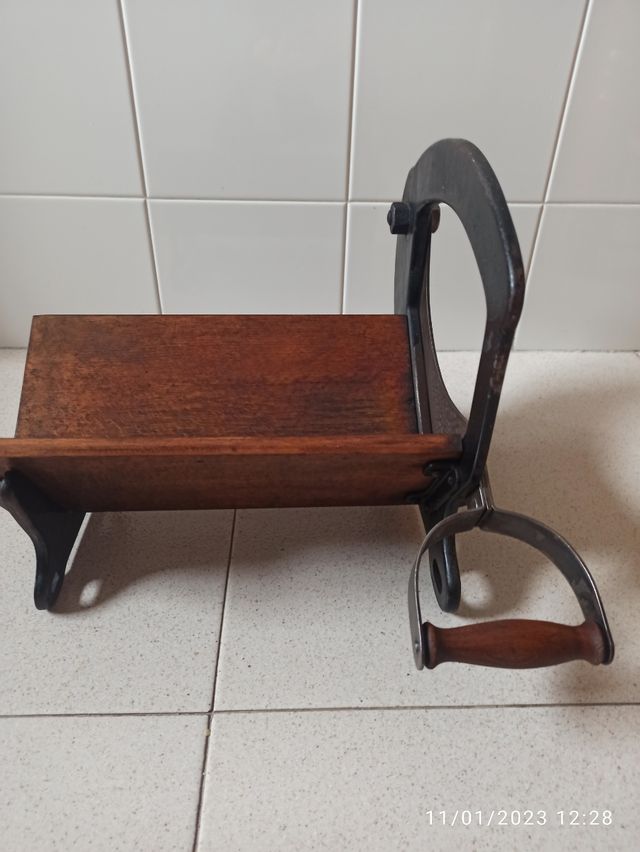 Antiguo cortador de pan manual en hierro y madera