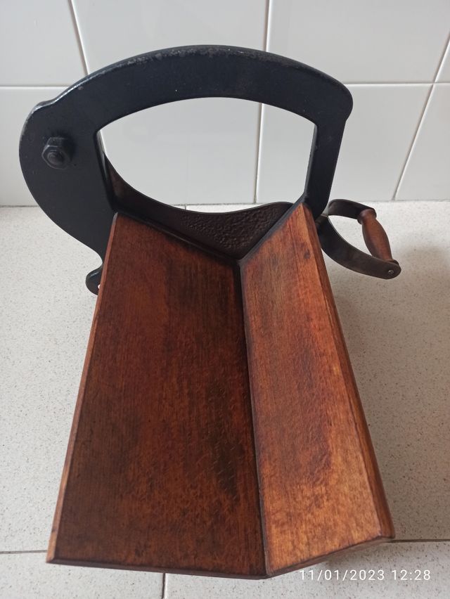 Antiguo cortador de pan manual en hierro y madera