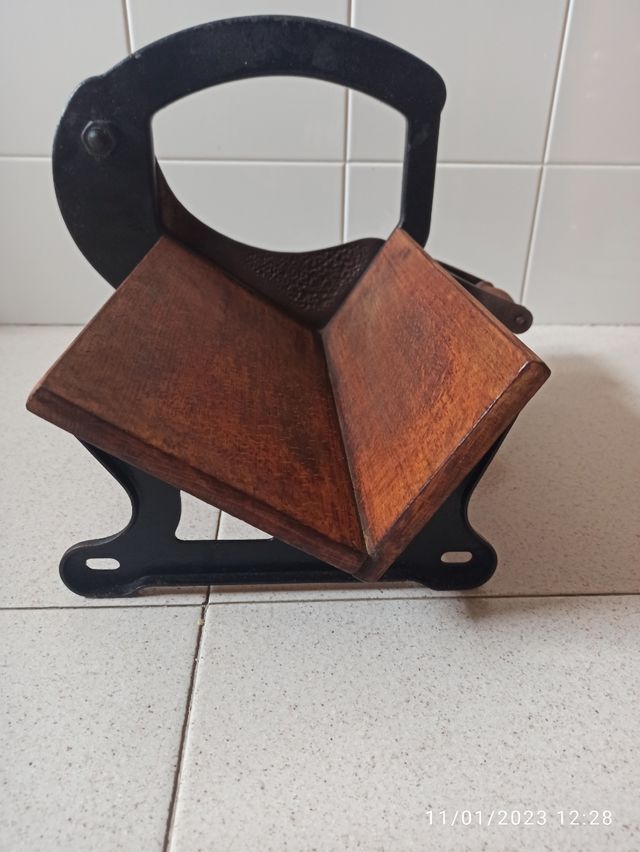 Antiguo cortador de pan manual en hierro y madera