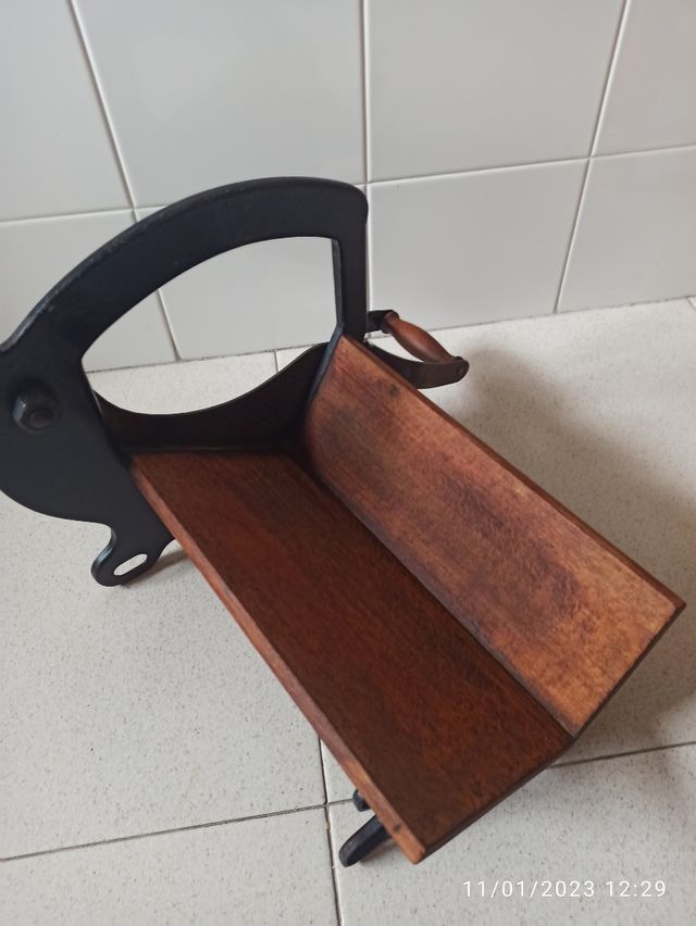 Antiguo cortador de pan manual en hierro y madera