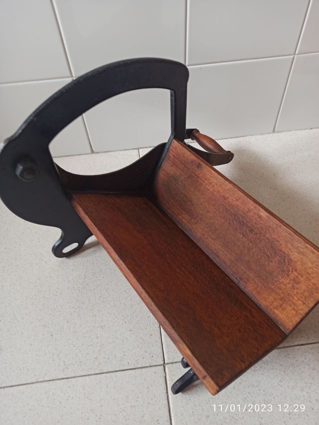 Antiguo cortador de pan manual en hierro y madera