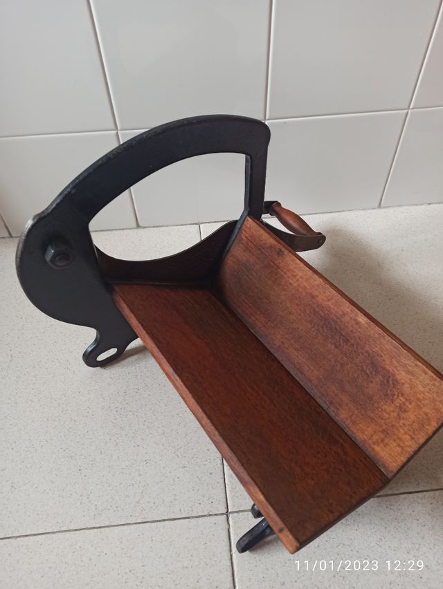 Antiguo cortador de pan manual en hierro y madera