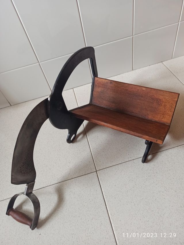 Antiguo cortador de pan manual en hierro y madera