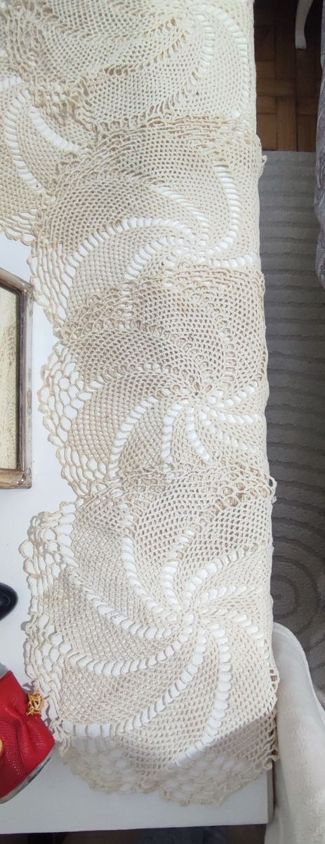 Cinco tapetes hechos a ganchillo