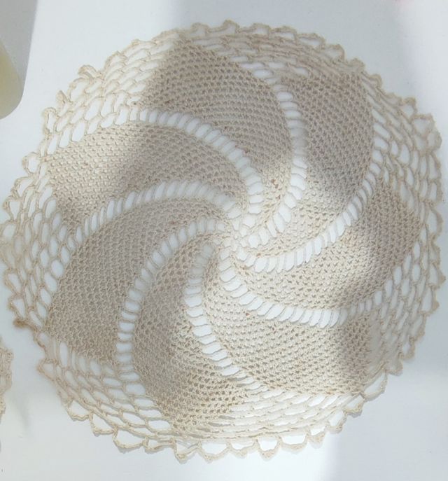 Cinco tapetes hechos a ganchillo