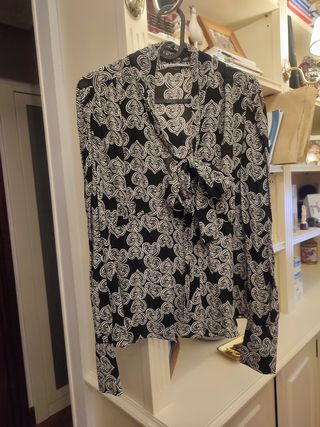 blusa negra estampada 
