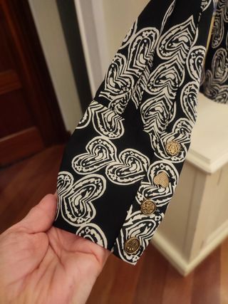 blusa negra estampada 