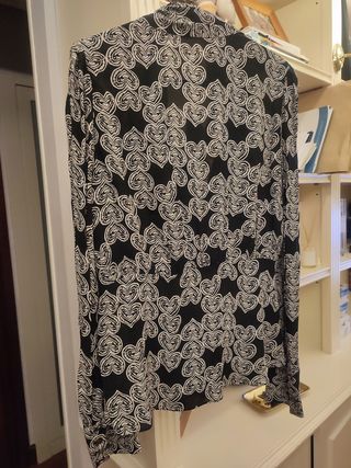 blusa negra estampada 