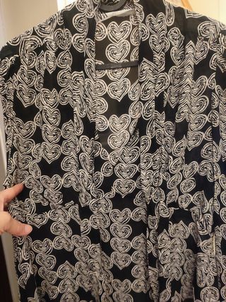 blusa negra estampada 