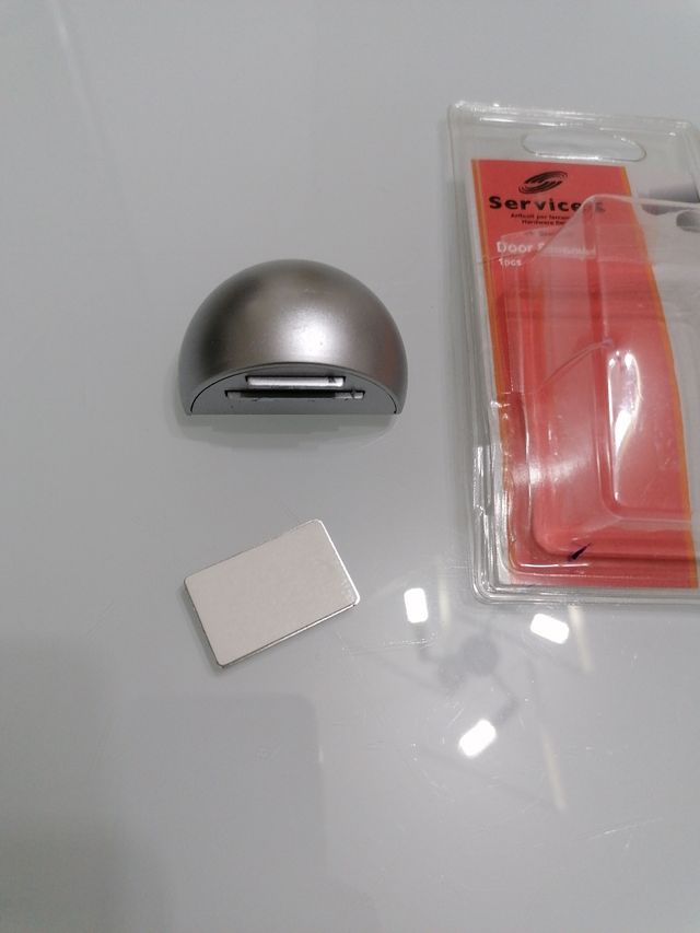 Fermo a calamita per porte.