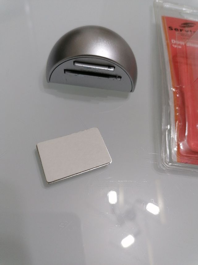 Fermo a calamita per porte.