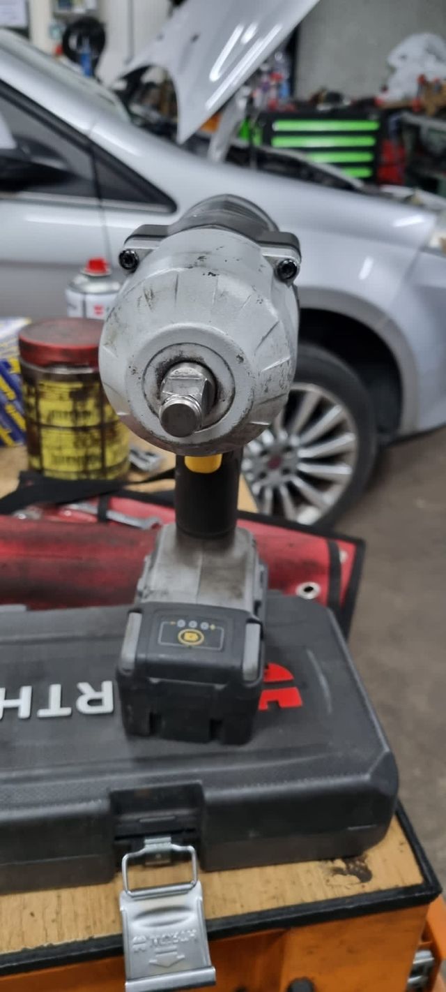 Avvitatore pneumatici