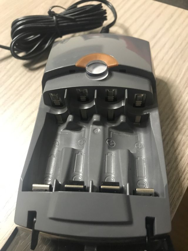 Cargador pilas AA y AAA Duracell