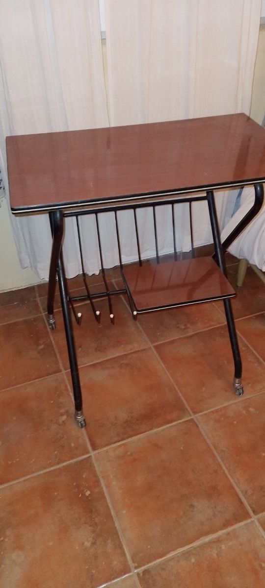 Mesa TV años 60,  en formica
