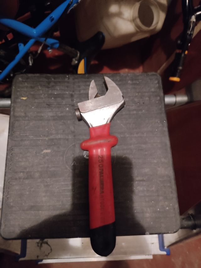 llave inglesa aislada