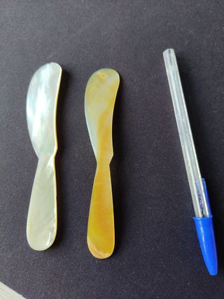 2 coltelli da burro perlescenti