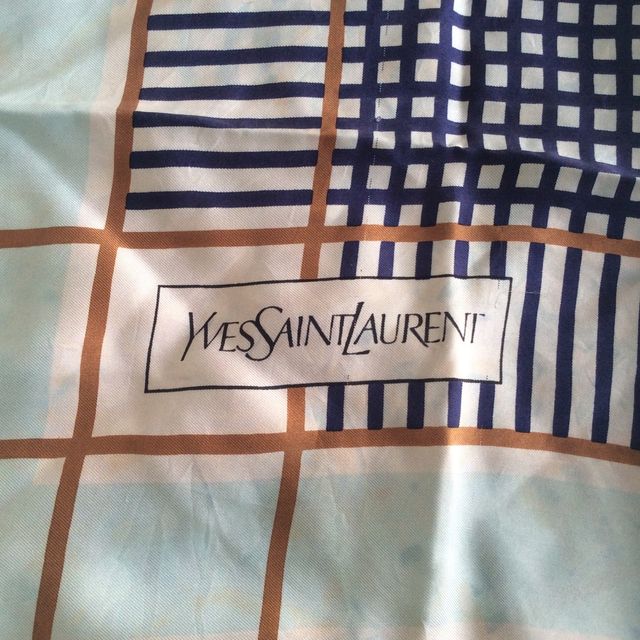 YSL Pañuelo de seda Yves Saint Laurent