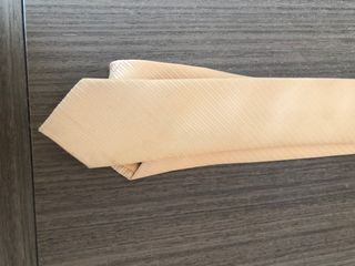Corbata color crema con tono amarillento. Salinero