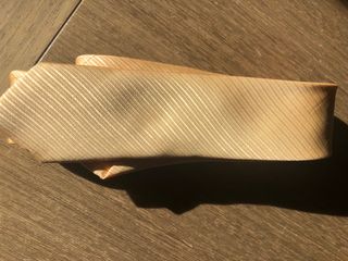 Corbata color crema con tono amarillento. Salinero