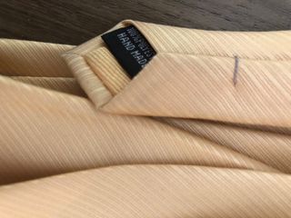 Corbata color crema con tono amarillento. Salinero