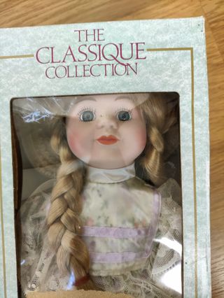 MUÑECA DE PORCELANA PORCELAIN DOLL CLASSIQUE