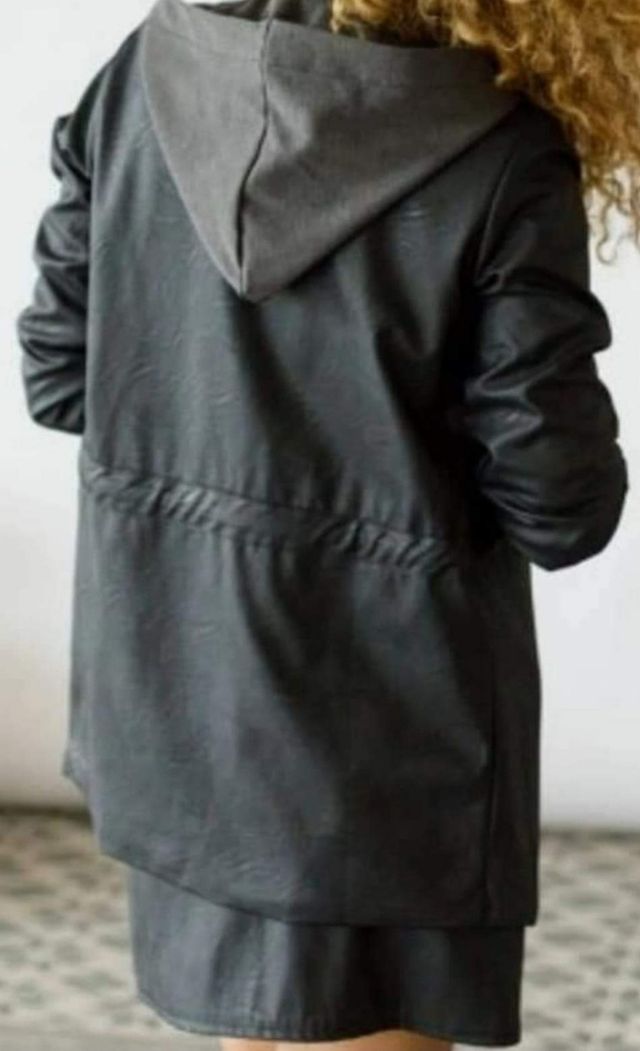 chaqueta polipiel con capucha talla 48