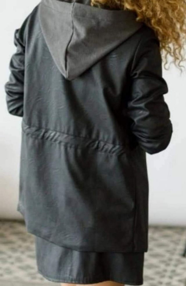 chaqueta polipiel con capucha talla 48