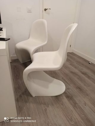 Dos sillas de diseño.