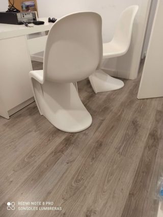 Dos sillas de diseño.