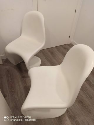 Dos sillas de diseño.