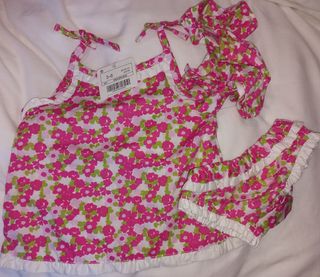 Vestidito de bebé con gorrito y braguita a juego