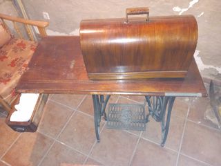 máquina de coser antigua con mesa